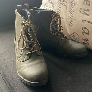 Report Olive Ankle Boots